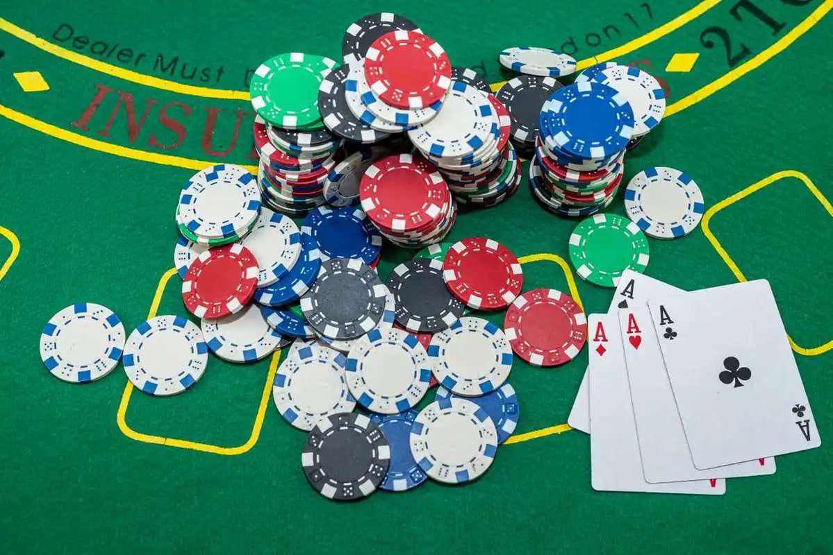 Logo LinkAja dan QRIS sebagai metode pembayaran alternatif di tri7bet Indonesia